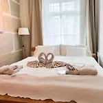 Апартаменты Exklusive Stadtwohnung Mit Innenhofterrasse, Pool Und Sauna
