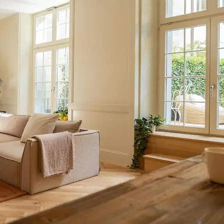 Lägenhet Exklusive Stadtwohnung Mit Innenhofterrasse, Pool Und Sauna Bern