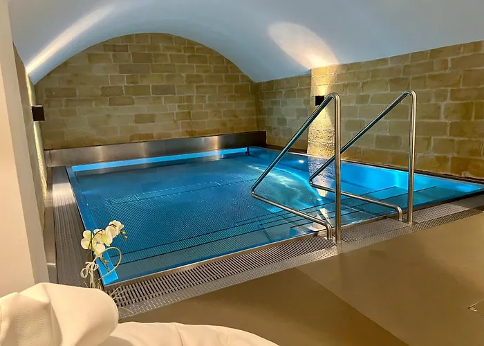 Exklusive Stadtwohnung Mit Innenhofterrasse, Pool Und Sauna Bern