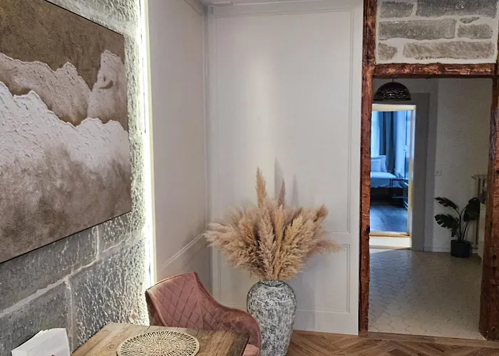 Exklusive Stadtwohnung Mit Innenhofterrasse, Pool Und Sauna Apartmán *